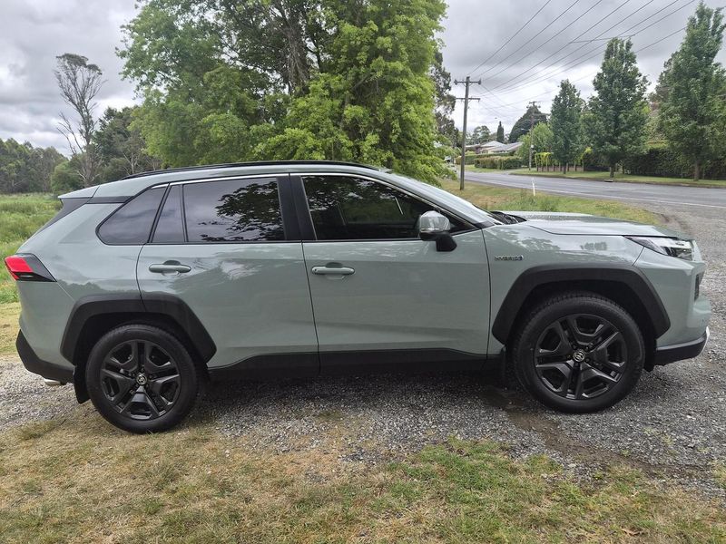 2023 Toyota RAV4 Edge Auto eFour Photo 3