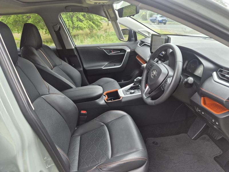 2023 Toyota RAV4 Edge Auto eFour Photo 4