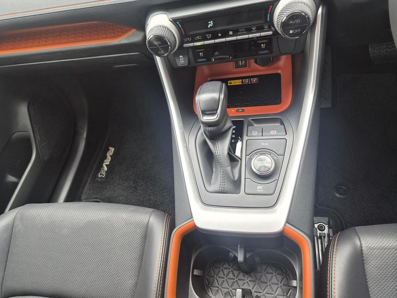 2023 Toyota RAV4 Edge Auto eFour Photo 9